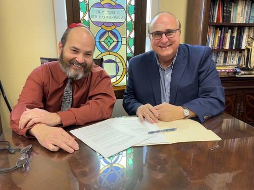 Noah Jacobs signs contract as Congregation Beth Israel's administrator